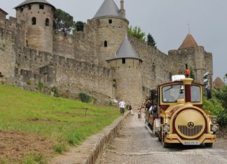 Khám phá thành phố pháo đài cổ Carcassonne khi đi du lịch Pháp